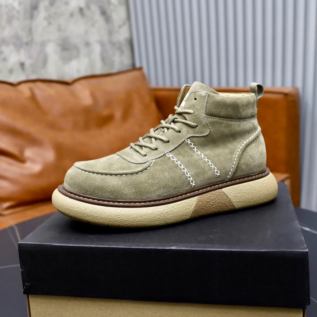 Ex-factory price: 640💰Thick wool imported from Australia Brand: UGG genuine purchasing agent Size: 38-44 Grade: Official website 1:1 Material: First layer of genuine leather waterproof and antifreeze upper Real wool lining Original non-slip soft wear-resistant outsole Style category: Men's casual shoes Trendy style Comfortable on the feet Color: Official website color synchronization